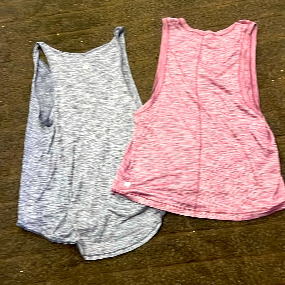 2 Lululemon tanks med